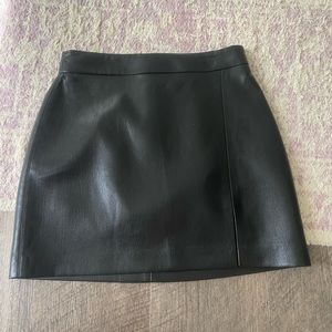 Aritzia Wilfred  leather mini skirt w slit